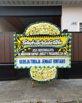 Papan Bunga Duka di Padang Utara